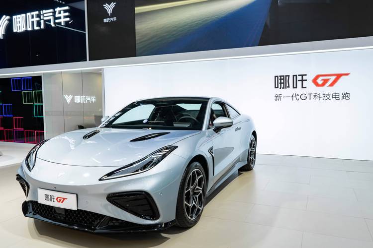 惠州280哪吒汽车在智能汽车领域的表现，领途汽车在新能源汽车市场中的影响力